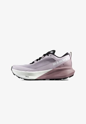 Hellvioletter und weißer Mammut-Laufschuh mit dicker Sohle, schwarzen Schnürsenkeln und Markennamen an der Außenseite, von außen gezeigt.