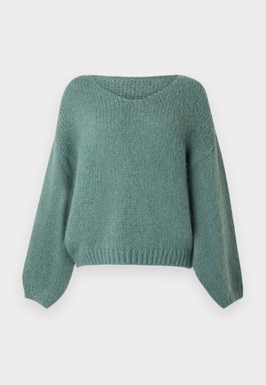 Myk, tealfarget strikkegenser med lange ermer, ribbede mansjetter, kant og en vid, rund halsutringning på hvit bakgrunn.