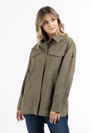 Olivengrüne Hemdjacke mit Kragen aus Baumwollstoff, ausgestattet mit zwei Brusttaschen, Knopfmanschetten und einem geraden Schnitt.