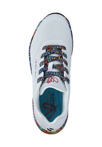 Zapatilla blanca con diseño perforado, cordones de varios colores y una suela colorida. Presenta una plantilla azul con detalle del logo.