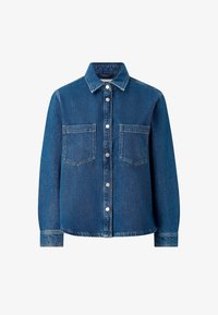 Chaqueta azul de denim con mangas largas, cierre de botones en la parte delantera, dos bolsillos en el pecho y un cuello puntiagudo.