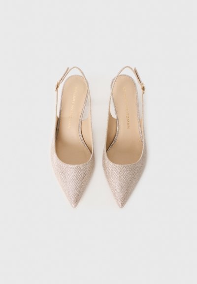 Bežiniai slingback kulniukai su smailiu nosiu, tekstūruota medžiaga ir plona kulkšnies juosta. Auksinė spalva pabrėžia dizainą.
