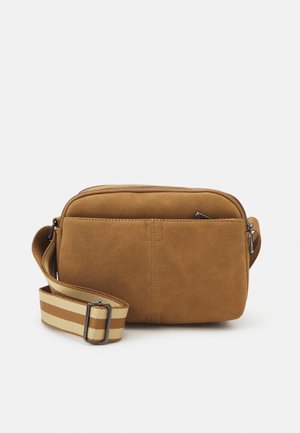 Petit sac bandoulière en suède beige avec poche frontale et sangle réglable en tissu rayé avec boucle métallique.