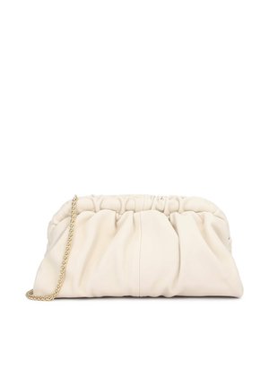 Blød cremefarvet rynket læderclutch med guldkæde-rem, rektangulær form og samlet detalje langs den øverste kant.