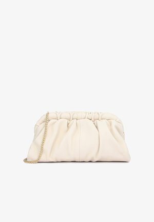 Zachte, roomkleurige leren clutch met rimpelingen, gouden kettingriem, rechthoekige vorm en gevouwen details langs de bovenrand.