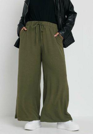 Olijfgroene broek met wijde pijpen, voorzien van een elastische tailleband en verstelbare trekkoord, met zijzakken en een gladde, zachte textuur.