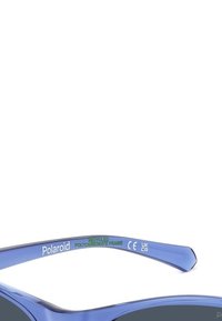 Occhiali da sole in policarbonato blu con una montatura spessa. Marca "Polaroid" sul braccio e informazioni sul riciclo stampate all'interno della tempia.