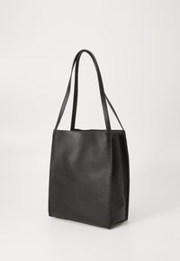 Borsa tote in pelle nera con finitura testurizzata, dotata di due manici lunghi e una forma rettangolare semplice. Senza hardware o dettagli visibili.