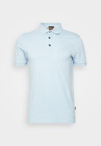 Polo shirt azzurro in cotone, con colletto a tre bottoni, maniche corte e una toppa con logo sul lato sinistro del petto.