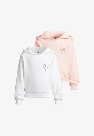 Biała bluza z kapturem z sercem na piersi, w zestawie z szarymi legginsami i białymi sneakersami, o luźnym kroju.