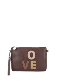 Bustina in pelle marrone con chiusura a zip, decorata con la parola "LOVE" in lettere applique multicolori e dotata di un cinturino da polso removibile.