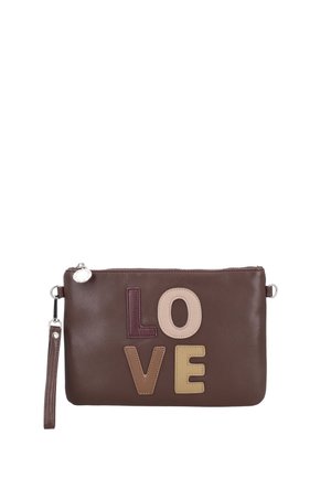 Bustina in pelle marrone con chiusura a zip, decorata con la parola "LOVE" in lettere applique multicolori e dotata di un cinturino da polso removibile.