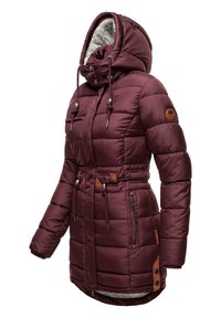 Bordo puffer jakna s kapuljačom obloženo krznom, podesivim vezicama i kožnim detaljima. Ima bočne džepove sa patentnim zatvaračem i pojas za struk.