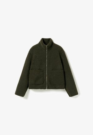 Veste en polaire vert foncé avec un col montant, une fermeture éclair frontale et deux grandes poches plaquées. Matière douce et texturée avec une coupe carrée.