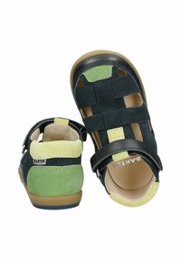 Czarno-zielone dziecięce sandały z zakrytymi palcami, z paskami na rzep, miękką wkładką i gumową podeszwą, pokazane z widoku z góry i z tyłu.