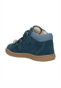 Scarpa blu scamosciata con dettagli in rete e due cinturini in Velcro regolabili. Presenta una suola in gomma e una punta arrotondata per comfort e supporto.