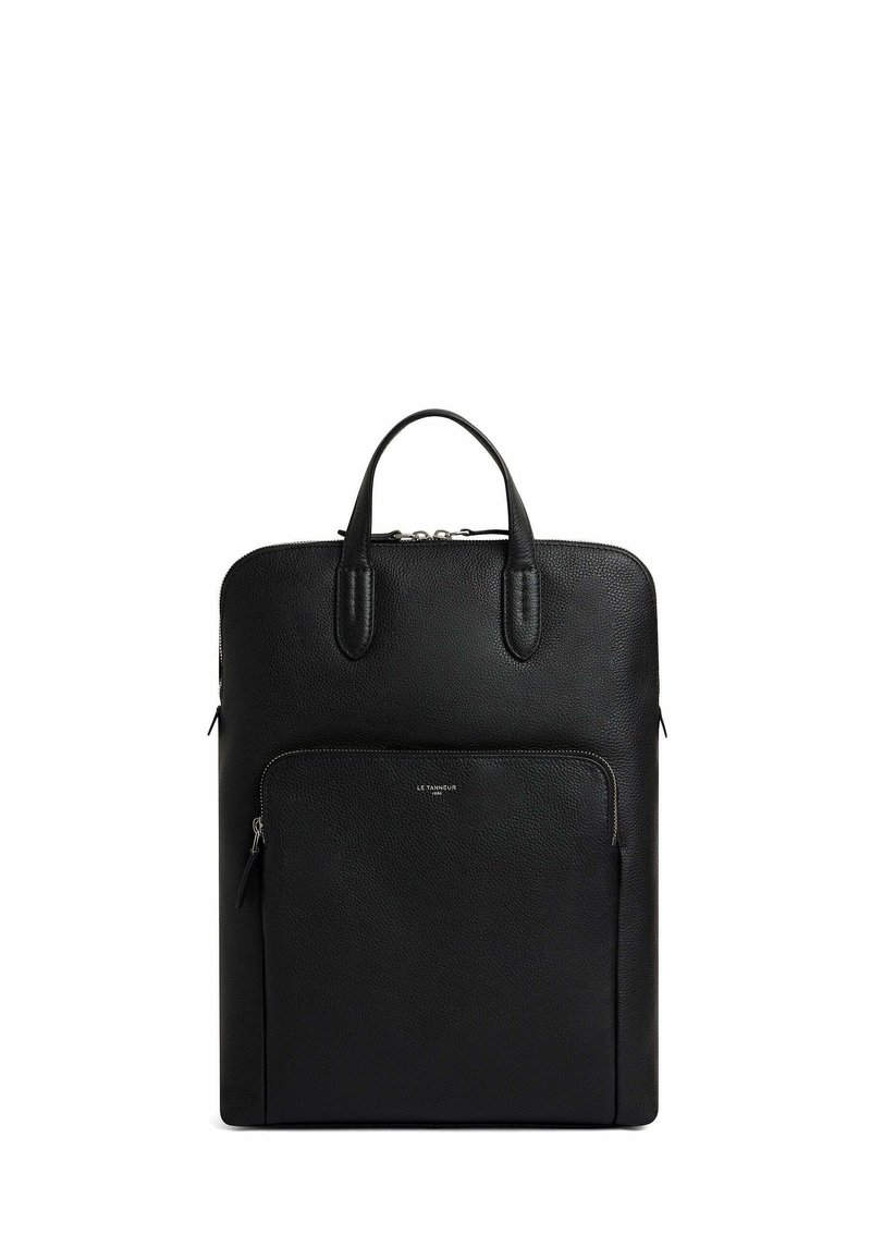 Zaino in pelle nera con superficie strutturata, doppi manici superiori, tasca frontale con zip e un design rettangolare elegante con stampa del logo.