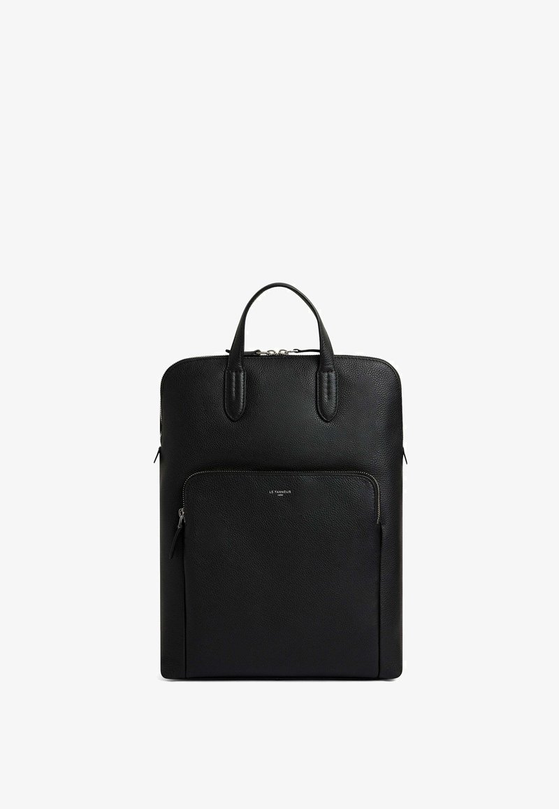 Zaino in pelle nera con superficie strutturata, doppi manici superiori, tasca frontale con zip e un design rettangolare elegante con stampa del logo.