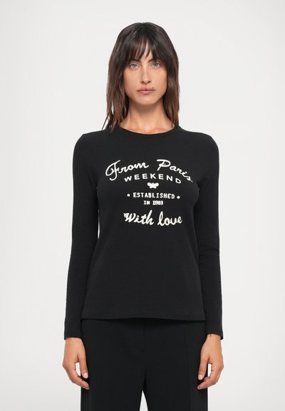 T-shirt à manches longues noir avec un texte graphique blanc "De Paris Weekend Établi en 1993 Avec Amour." Texture douce et lisse.