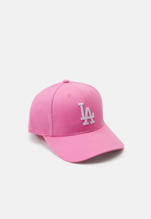 Rote Baseballcap mit flachem Schild, ausgestattet mit einem weißen, gestickten "LA"-Logo auf der Vorderseite und Belüftungslöchern entlang der Krone.