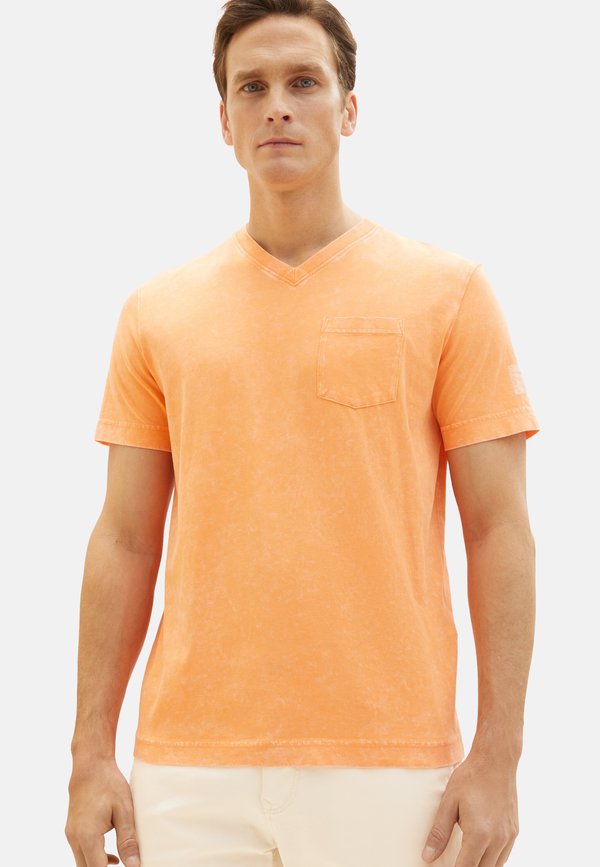 KURZARM MIT V AUSSCHNITT AUSGEWASCHENER OPTIK UND BRUSTTASCHE - T-Shirt basic - orange