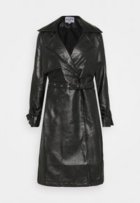 Czarny sztuczny skórzany płaszcz trench o szerokim kołnierzu, z paskiem w talii i podwiniętymi rękawami z wiązaniami. Gładka faktura i elegancka sylwetka.