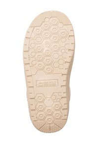 Suola di scarpa in gomma di colore beige chiaro con un modello di battistrada esagonale. Logo "BIG STAR" in rilievo e misura 28 marcati chiaramente. Texture liscia.