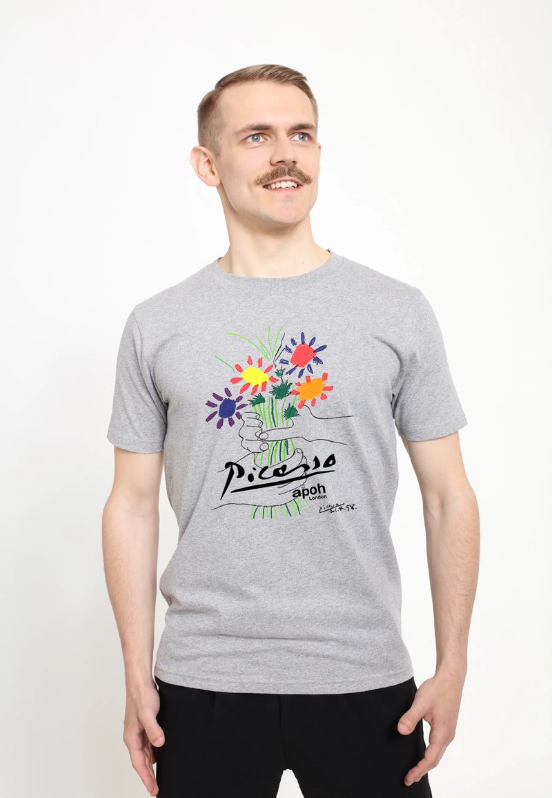 Šedé bavlněné tričko s grafikou ruky držící barevný buket. Design zahrnuje jasné květiny v červené, oranžové a fialové barvě.