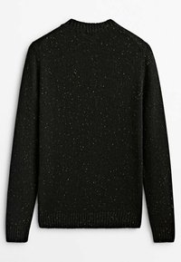 Pull en maille noir à manches longues avec des taches multicolores, poignets, ourlet et col en côtes, vu de dos.