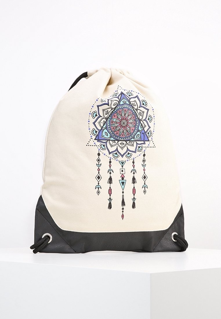 Sac à dos en toile avec fermeture à cordon, doté d'une base en cuir noir, d'un motif mandala coloré et d'éléments décoratifs suspendus en dessous.