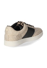 Beige gewobene Sneakers mit schwarzen Lederelementen, strukturierten Oberflächen, flacher weißer Sohle und schwarzen Schnürsenkeln. Seitenansicht, die Details und Nähte zeigt.