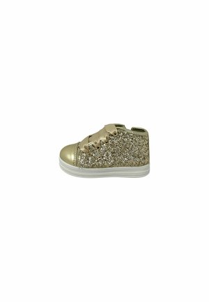 Scarpa da bambino con glitter oro, lacci in nastro di raso e suola in gomma bianca, vista laterale su sfondo bianco.