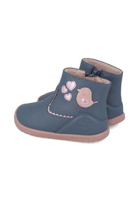 Botas de piel azul hasta el tobillo con bordados de pájaro rosa y corazón, punta redondeada y suela de goma texturizada. Se cierran con una cremallera lateral.