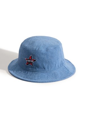 Chapeau bob en denim bleu clair avec un écusson étoile rouge et noire affichant le logo Vans à l'avant, sur fond blanc uni.