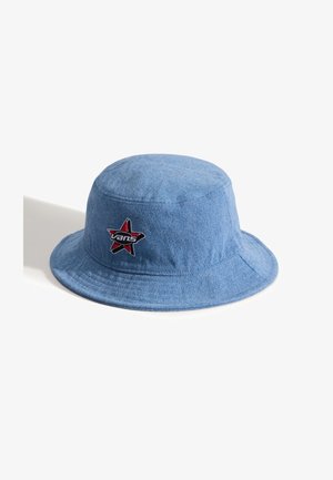 Hellblauer Denim-Angelhüte mit einem roten und schwarzen Stern-Patch mit dem Vans-Logo auf der Vorderseite, vor einem einfarbigen weißen Hintergrund.