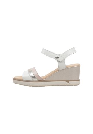 Sandale compensée blanche et beige avec bride à la cheville, lanières avant métalliques argentées et roses pâles, et semelle rembourrée.