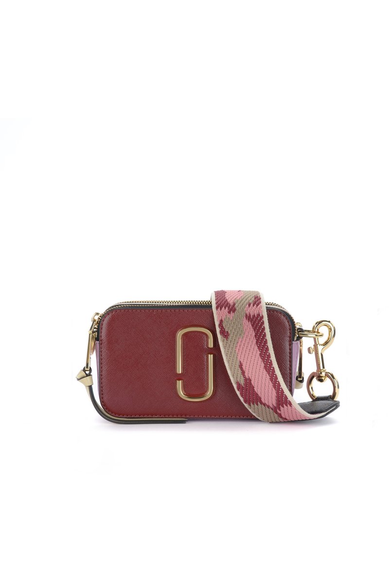 Bolsa retangular em pele vermelha com detalhes em dourado e uma alça de tecido estampada em tons de rosa. Apresenta um detalhe de logótipo proeminente na frente.