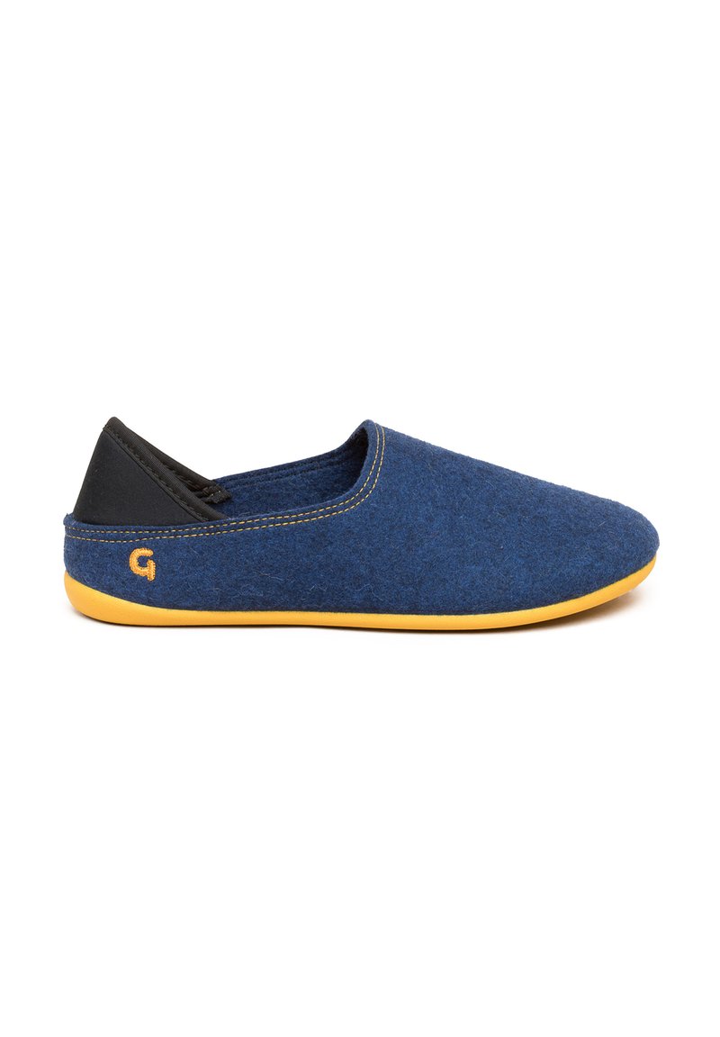 Ciabatta in felt blu con un accento nero sul tallone, dotata di una suola in gomma gialla e semplici cuciture lungo il bordo.