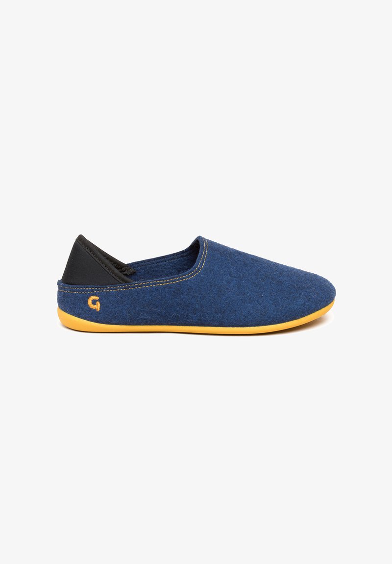 Ciabatta in felt blu con un accento nero sul tallone, dotata di una suola in gomma gialla e semplici cuciture lungo il bordo.