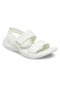 Sandal bianco con cinturini larghi e regolabili, suola texturizzata e retro perforato per la traspirabilità. Realizzato in materiale durevole e leggero.