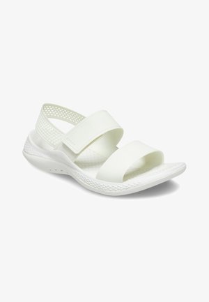 Sandal bianco con cinturini larghi e regolabili, suola texturizzata e retro perforato per la traspirabilità. Realizzato in materiale durevole e leggero.