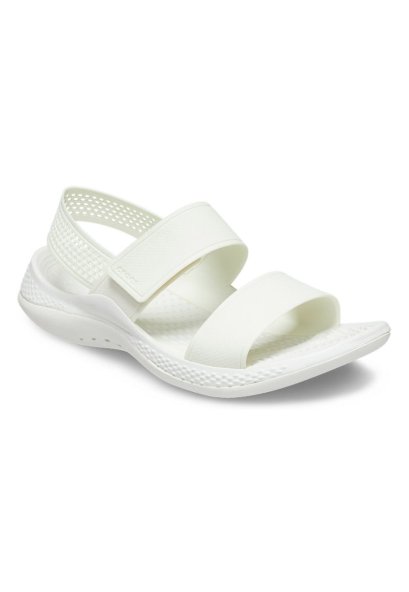 Sandal bianco con cinturini larghi e regolabili, suola texturizzata e retro perforato per la traspirabilità. Realizzato in materiale durevole e leggero.