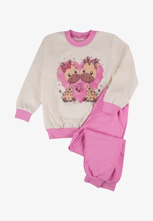 Kremowa bluza z różowymi mankietami z motywem żyrafy. Połączona z różowymi spodniami, oba wykonane z miękkiego materiału, odpowiednie na codzienne ubranie.