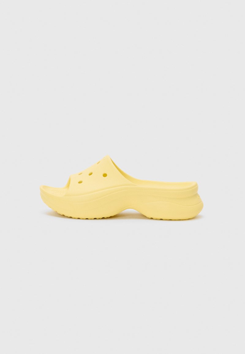 Scarpa gialla in stile ciabatta realizzata in plastica liscia. Presenta fori di ventilazione sulla parte superiore e una suola testurizzata per una migliore aderenza.
