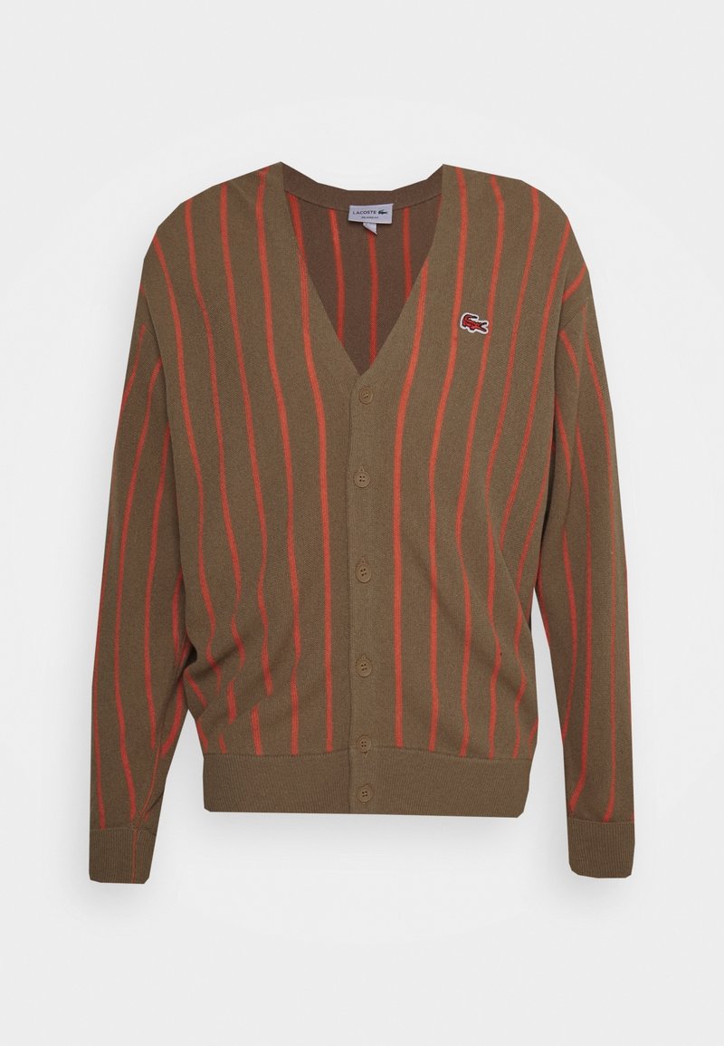 B brun cardigan med vertikala röda ränder, V-hals, knappstängning och liten Lacoste-logotyp på vänster bröst. Mjuk textur och figurnära design.
