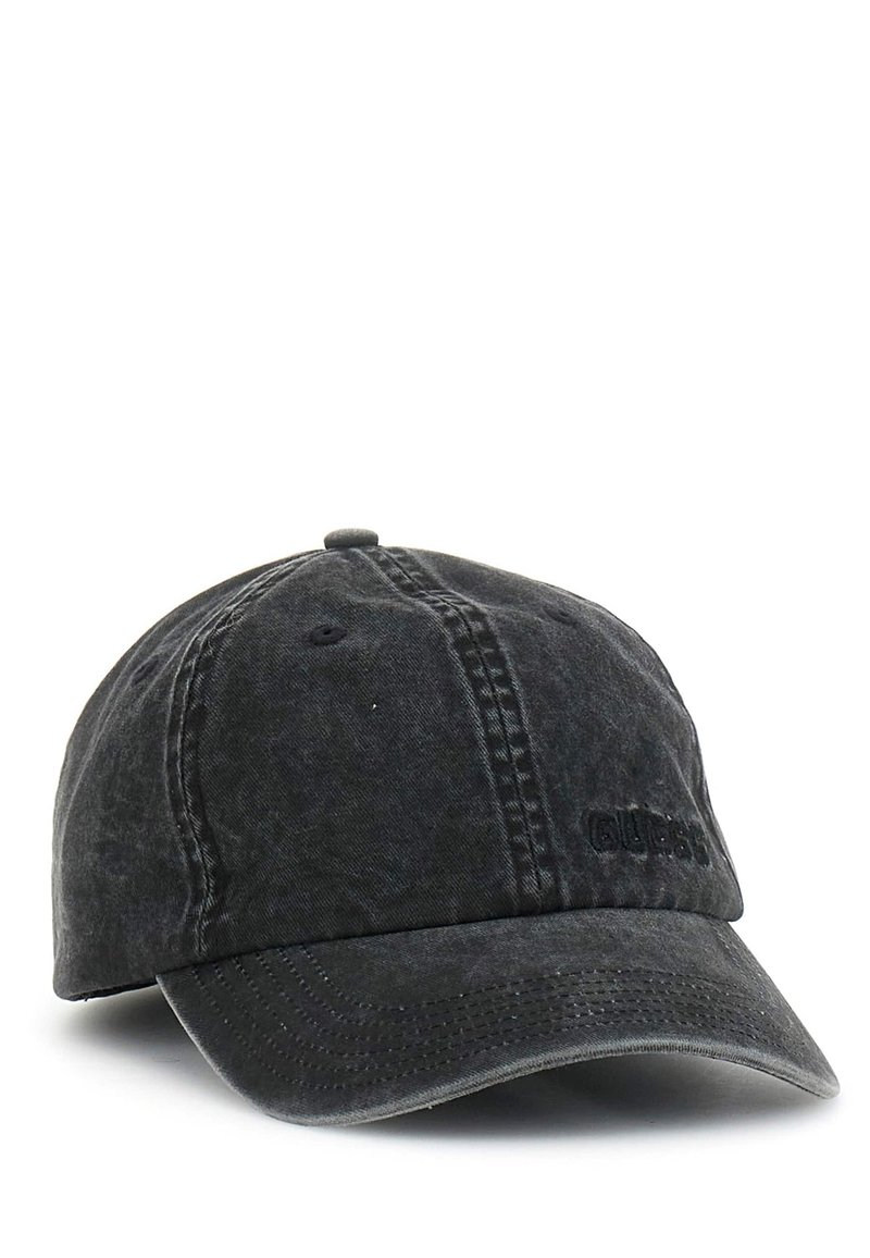 Gorra de béisbol de algodón negro con un acabado desgastado, visera curva y logo bordado en la parte frontal. Presenta detalles cosidos y agujeros de ventilación.