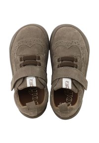 Zapatos infantiles de ante marrón con puntera redondeada, tira de Velcro y costuras decorativas. Forro interior suave con suela de goma texturizada.