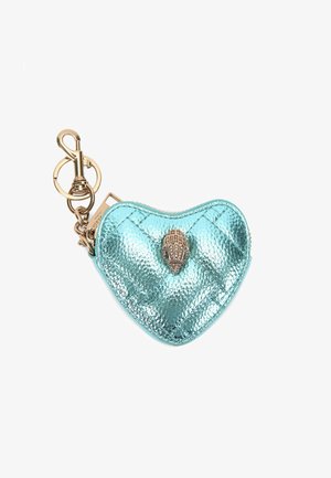 Herzförmiger metallischer türkisfarbener Schlüsselanhänger-Brieftasche mit gesteppter Textur, goldener Hardware und einer dekorativen Muschel-Akzent an der Vorderseite.