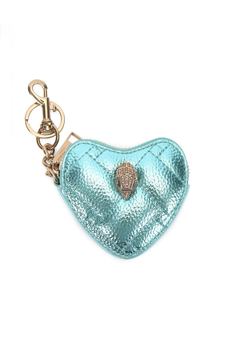 Portafoglio a forma di cuore in metallo turchese con texture trapuntata, hardware dorato e un accento decorativo a forma di conchiglia sulla parte anteriore.