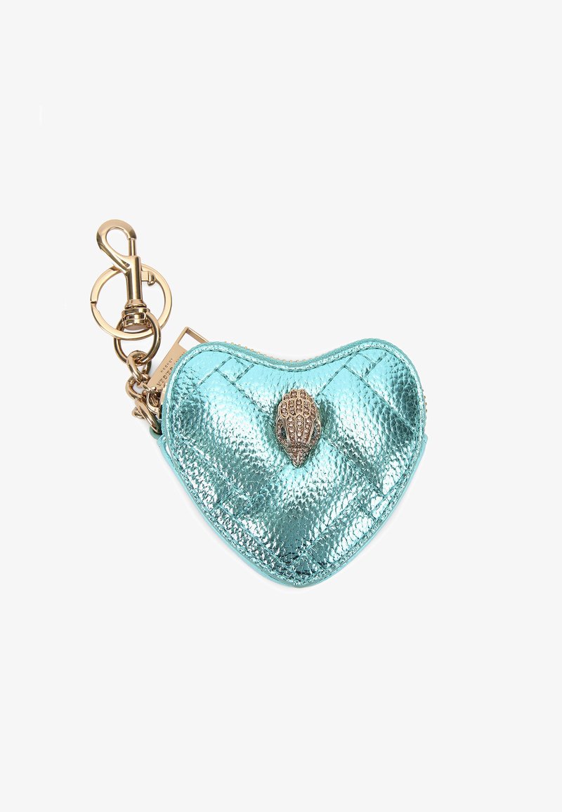 Portafoglio a forma di cuore in metallo turchese con texture trapuntata, hardware dorato e un accento decorativo a forma di conchiglia sulla parte anteriore.